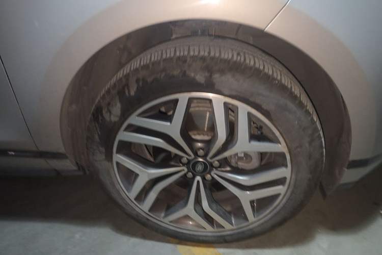 Used Land Rover Range Evoque 2021 Range Rover Velar 249 PS R-Dynamic S Performance Edition Right Front Wheel Hub