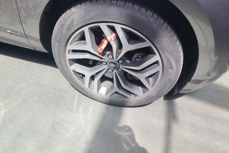 Used Land Rover Range Evoque 2021 Range Rover Velar 249 PS R-Dynamic S Performance Edition Right Front Wheel Hub