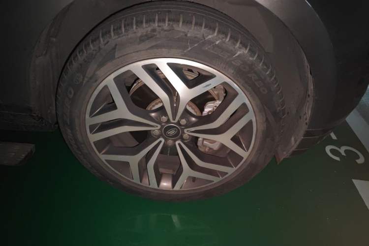 Used Land Rover Range Evoque 2021 Range Rover Velar 249 PS R-Dynamic S Performance Edition Right Front Wheel Hub