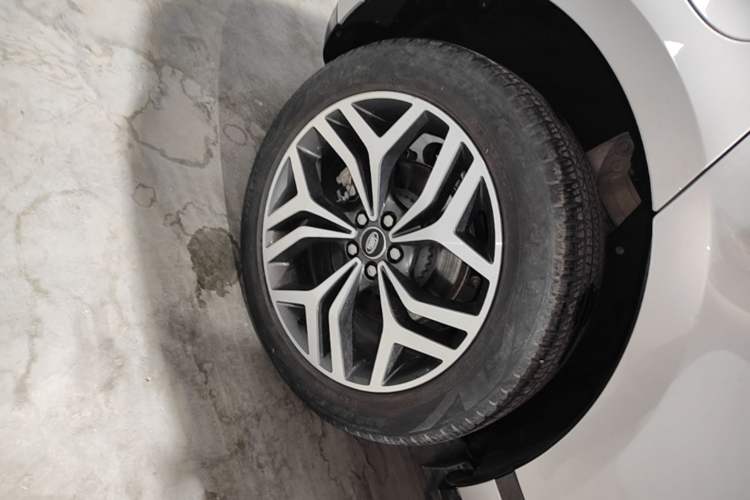 Used Land Rover Range Evoque 2021 Range Rover L 249 PS R-Dynamic SE Luxury Edition Right Rear Wheel Hub