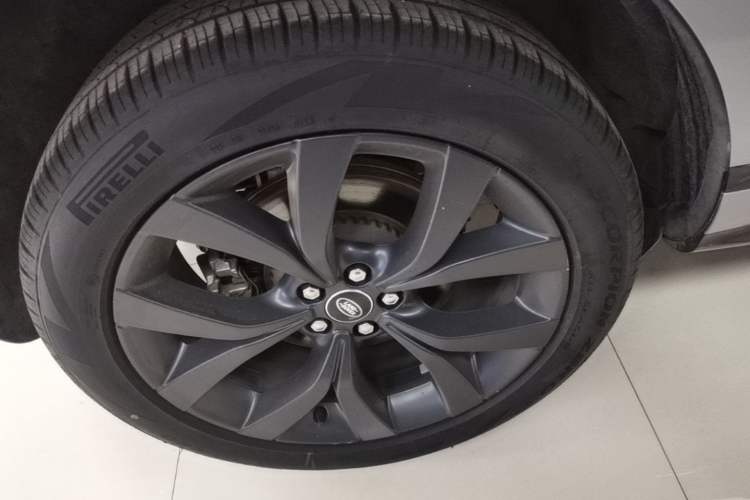 Used Land Rover Range Evoque 2021 Range Rover Velar 249 PS R-Dynamic HSE Luxury Edition Right Rear Wheel Hub