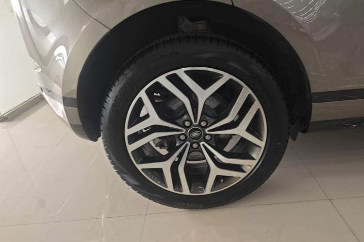 Used Land Rover Range Evoque 2021 Range Rover Velar 249 PS R-Dynamic S Performance Edition Right Rear Wheel Hub