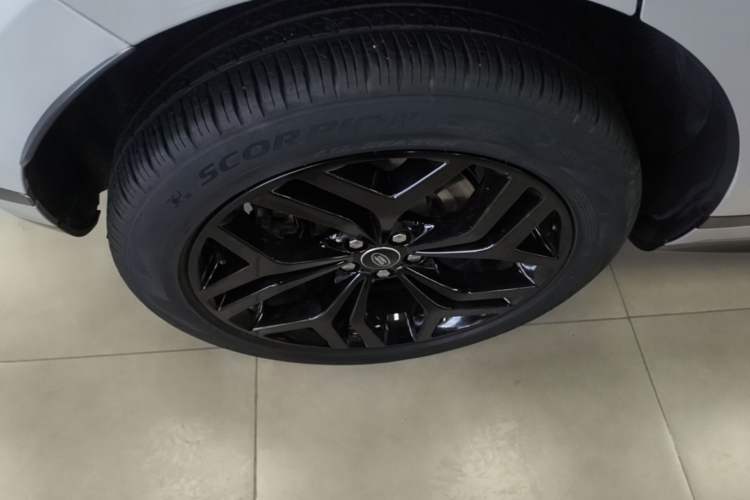Used Land Rover Range Evoque 2021 Range Rover Velar 249 PS R-Dynamic S Performance Edition Right Rear Wheel Hub