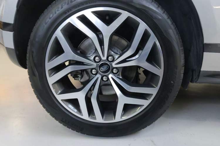 Used Land Rover Range Evoque 2021 Range Rover Velar 249 PS R-Dynamic S Performance Edition Right Rear Wheel Hub