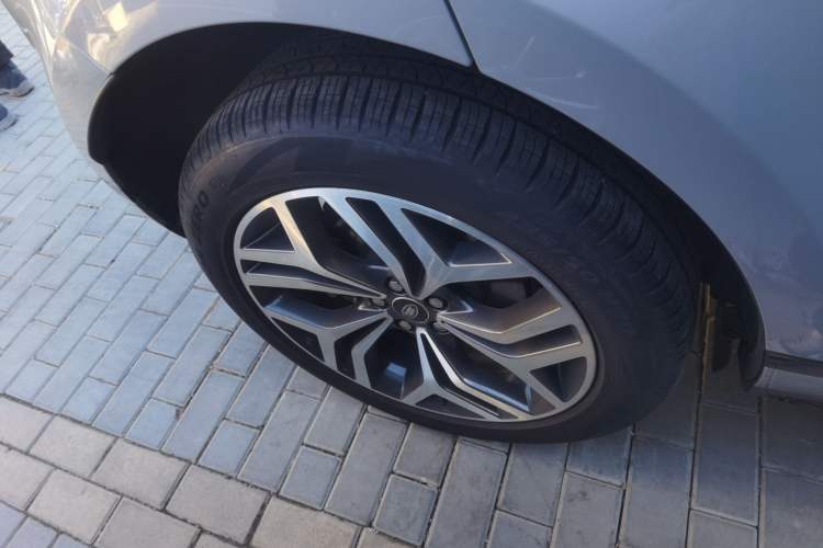 Used Land Rover Range Evoque 2021 Range Rover Velar 249 PS R-Dynamic HSE Luxury Edition Right Rear Wheel Hub