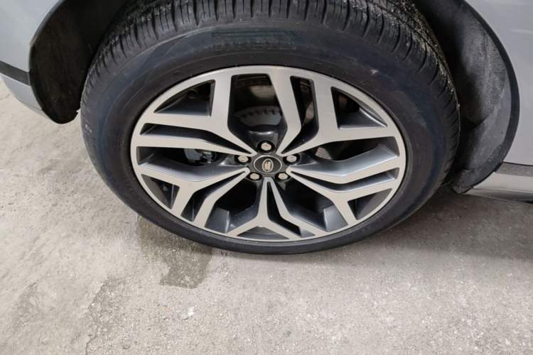Used Land Rover Range Evoque 2021 Range Rover Velar L 249PS R-Dynamic First Edition Right Rear Wheel Hub