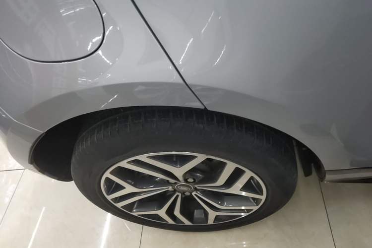 Used Land Rover Range Evoque 2021 Range Rover Velar 249 PS R-Dynamic S Performance Edition Right Rear Wheel Hub
