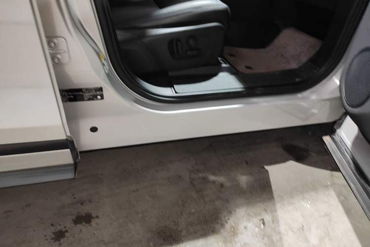 Used Land Rover Range Evoque 2021 Range Rover L 249 PS R-Dynamic SE Luxury Edition Right Side Sill