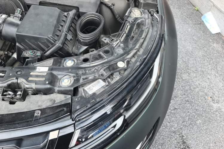 Used Land Rover Range Evoque 2021 Range Rover Velar 249 PS R-Dynamic S Performance Edition Engine Bay Left