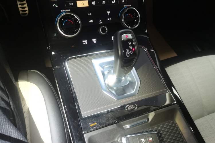 Used Land Rover Range Evoque 2021 Range Rover Velar 249 PS R-Dynamic HSE Luxury Edition Gear Lever