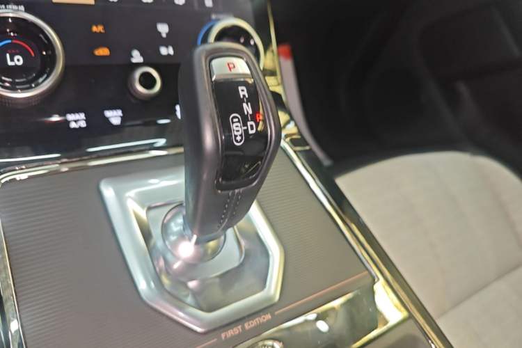 Used Land Rover Range Evoque 2021 Range Rover Velar 249 PS R-Dynamic HSE Luxury Edition Gear Lever