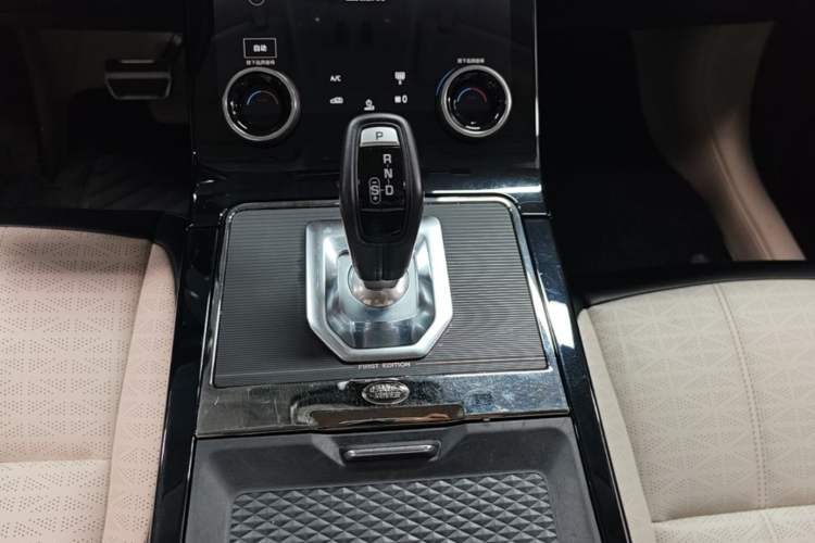 Used Land Rover Range Evoque 2021 Range Rover Velar 249 PS R-Dynamic HSE Luxury Edition Gear Lever