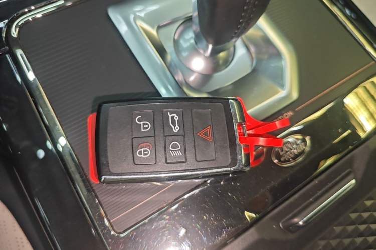 Used Land Rover Range Evoque 2021 Range Rover Velar 249 PS R-Dynamic HSE Luxury Edition Interior 1