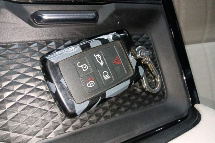 Used Land Rover Range Evoque 2021 Range Rover Velar L 249PS R-Dynamic First Edition Interior 1