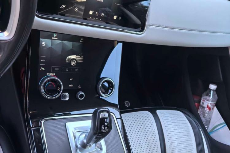 Used Land Rover Range Evoque 2021 Range Rover Velar L 249PS R-Dynamic First Edition Interior 3