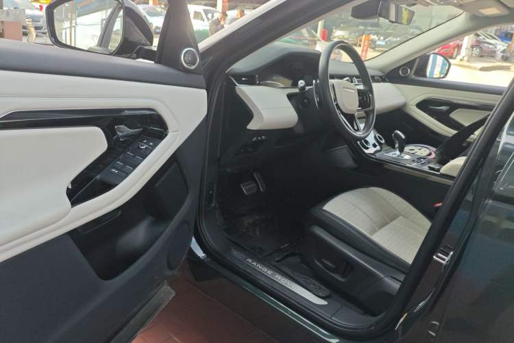 Used Land Rover Range Evoque 2021 Range Rover Velar L 249PS R-Dynamic First Edition Interior 3