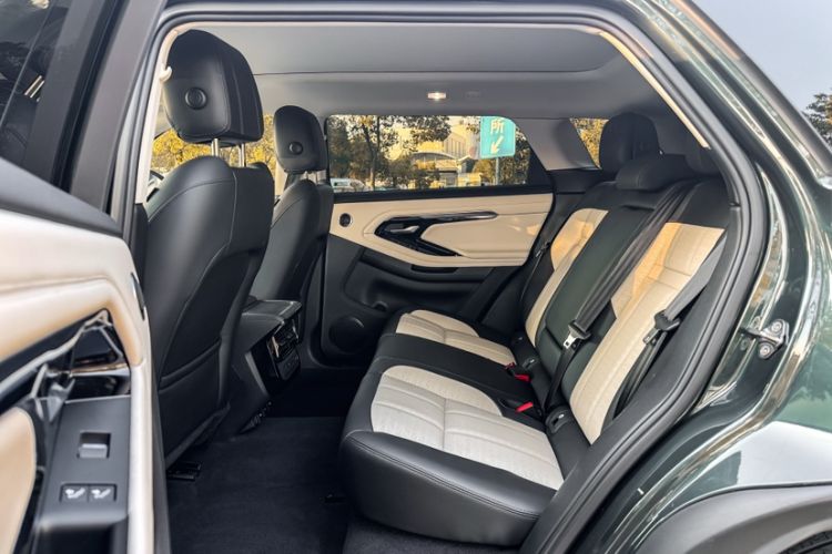 Used Land Rover Range Evoque 2021 Range Rover Velar L 249PS R-Dynamic First Edition Interior 3