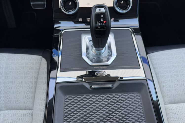 Used Land Rover Range Evoque 2021 Range Rover Velar L 249PS R-Dynamic First Edition Interior 4