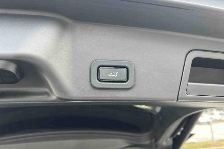 Used Land Rover Range Evoque 2021 Range Rover Velar L 249PS R-Dynamic First Edition Interior 4