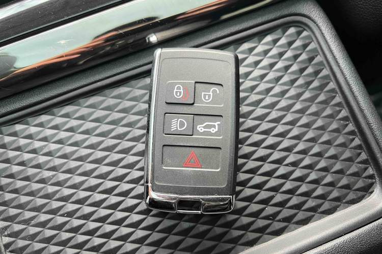 Used Land Rover Range Evoque 2021 Range Rover Velar L 249PS R-Dynamic First Edition Interior 5