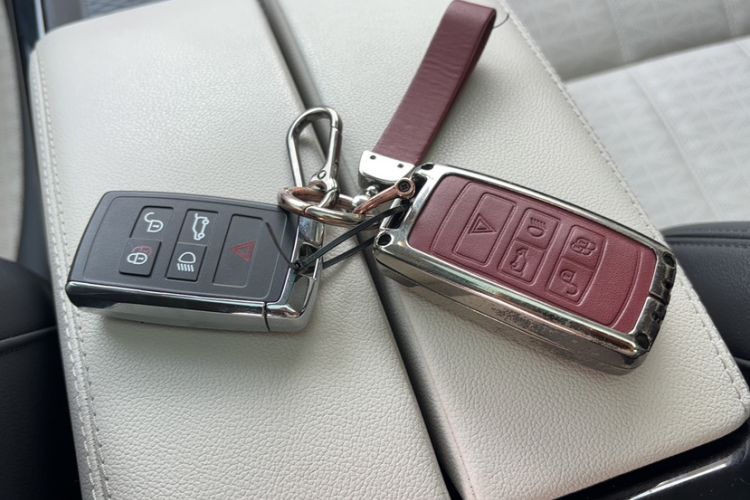 Used Land Rover Range Evoque 2021 Range Rover Velar L 249PS R-Dynamic First Edition Interior 6