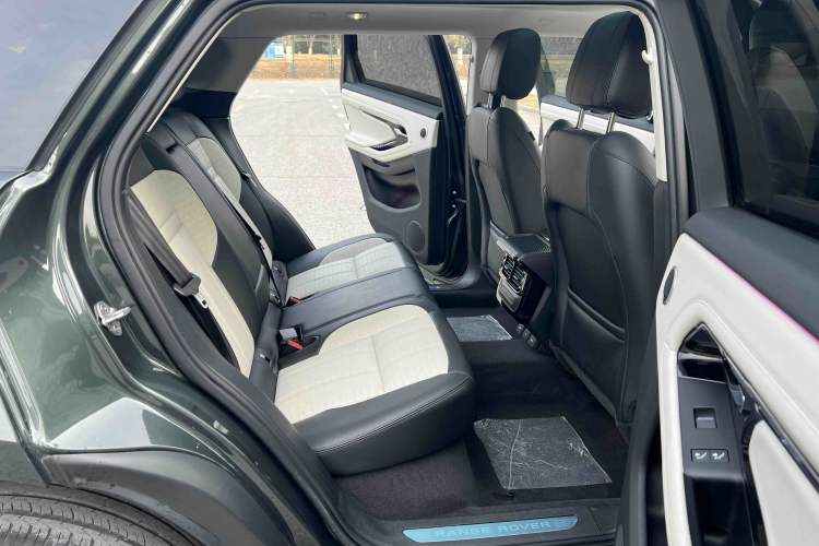 Used Land Rover Range Evoque 2021 Range Rover Velar L 249PS R-Dynamic First Edition Interior 7