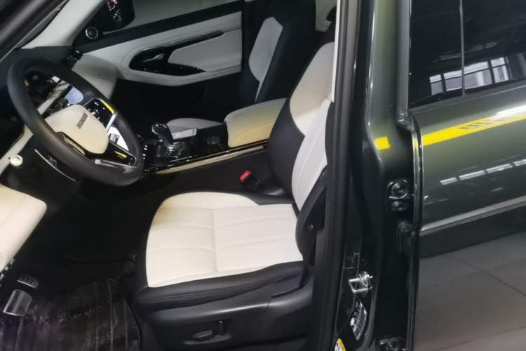 Used Land Rover Range Evoque 2021 Range Rover Velar L 249PS R-Dynamic First Edition Left Front Seat