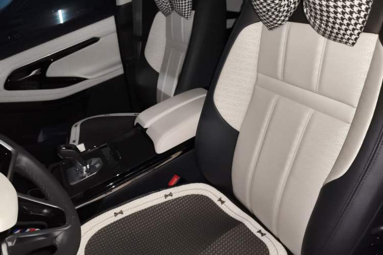 Used Land Rover Range Evoque 2021 Range Rover Velar L 249PS R-Dynamic First Edition Left Front Seat