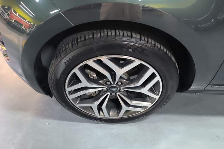 Used Land Rover Range Evoque 2021 Range Rover Velar L 249PS R-Dynamic First Edition Left Front Wheel Hub