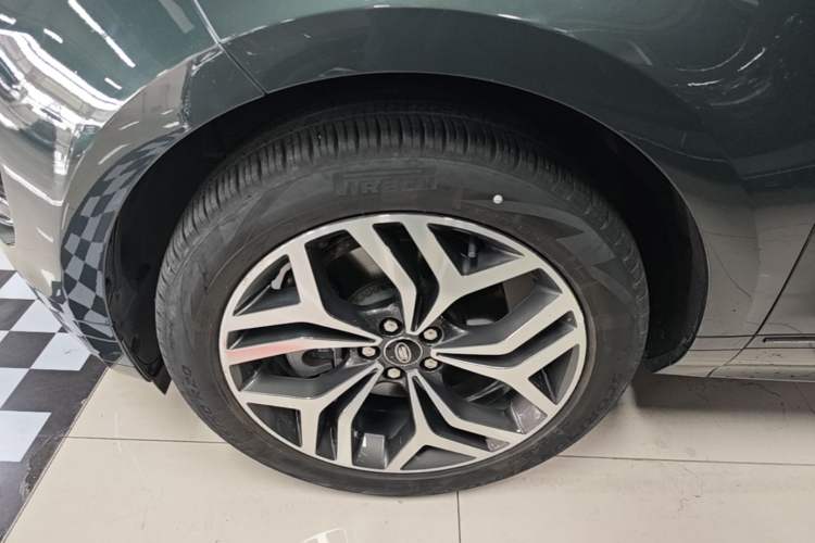 Used Land Rover Range Evoque 2021 Range Rover Velar 249 PS R-Dynamic HSE Luxury Edition Left Front Wheel Hub