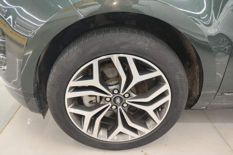 Used Land Rover Range Evoque 2021 Range Rover Velar L 249PS R-Dynamic First Edition Left Front Wheel Hub
