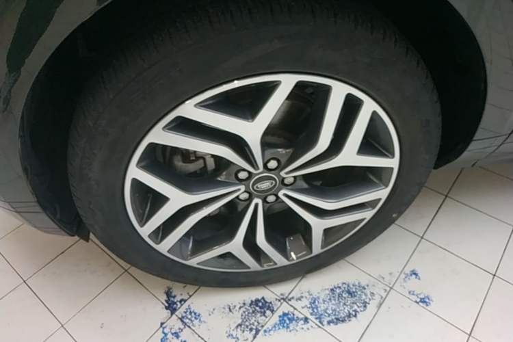 Used Land Rover Range Evoque 2021 Range Rover Velar L 249PS R-Dynamic First Edition Left Front Wheel Hub