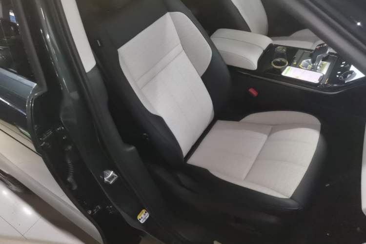 Used Land Rover Range Evoque 2021 Range Rover Velar L 249PS R-Dynamic First Edition Right Front Seat