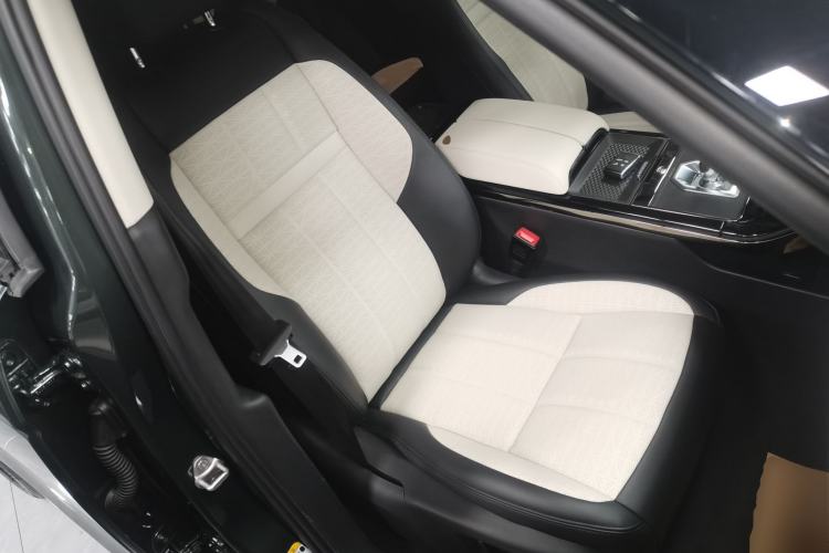 Used Land Rover Range Evoque 2021 Range Rover Velar 249 PS R-Dynamic HSE Luxury Edition Right Front Seat