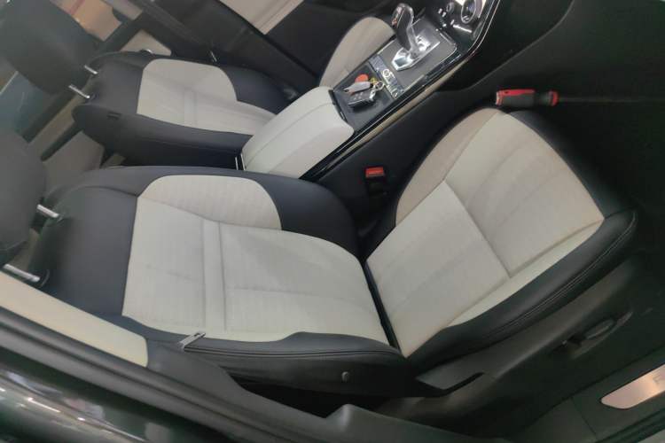 Used Land Rover Range Evoque 2021 Range Rover Velar L 249PS R-Dynamic First Edition Right Front Seat