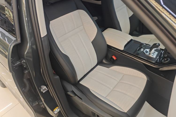 Used Land Rover Range Evoque 2021 Range Rover Velar 249 PS R-Dynamic HSE Luxury Edition Right Front Seat