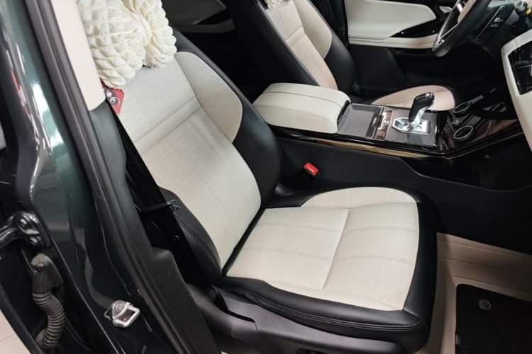Used Land Rover Range Evoque 2021 Range Rover Velar 249 PS R-Dynamic HSE Luxury Edition Right Front Seat