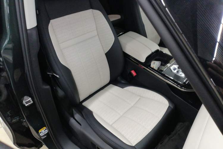 Used Land Rover Range Evoque 2021 Range Rover Velar L 249PS R-Dynamic First Edition Right Front Seat