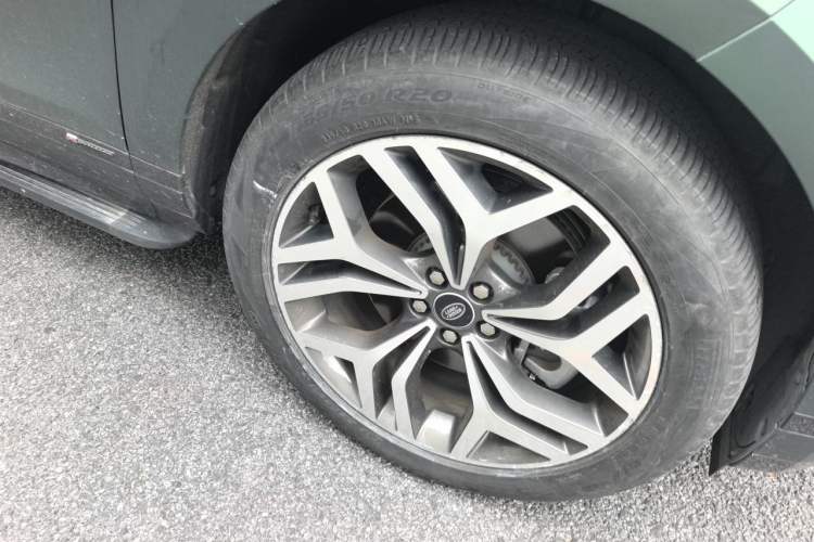 Used Land Rover Range Evoque 2021 Range Rover Velar 249 PS R-Dynamic S Performance Edition Right Front Wheel Hub