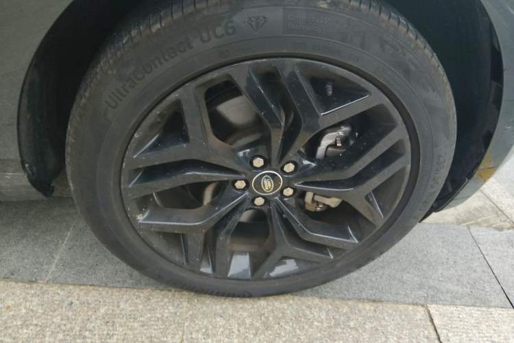 Used Land Rover Range Evoque 2021 Range Rover Velar 249 PS R-Dynamic HSE Luxury Edition Right Front Wheel Hub