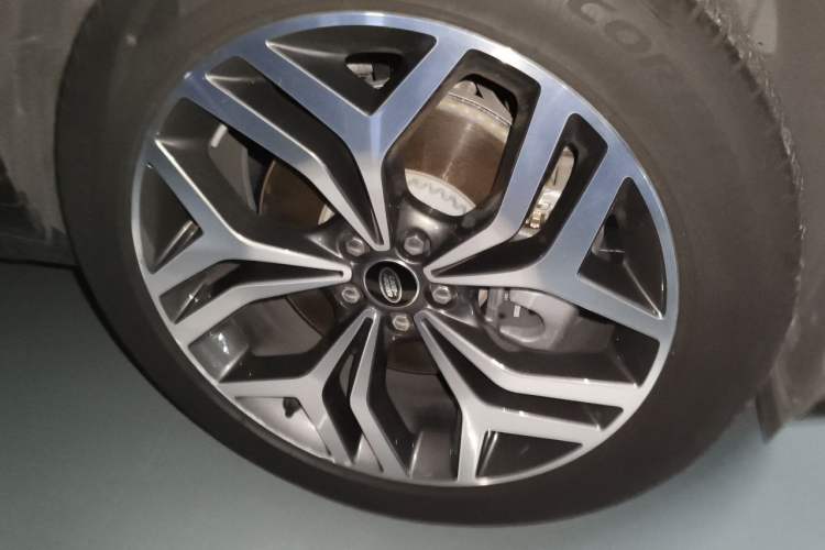 Used Land Rover Range Evoque 2021 Range Rover Velar L 249PS R-Dynamic First Edition Right Front Wheel Hub
