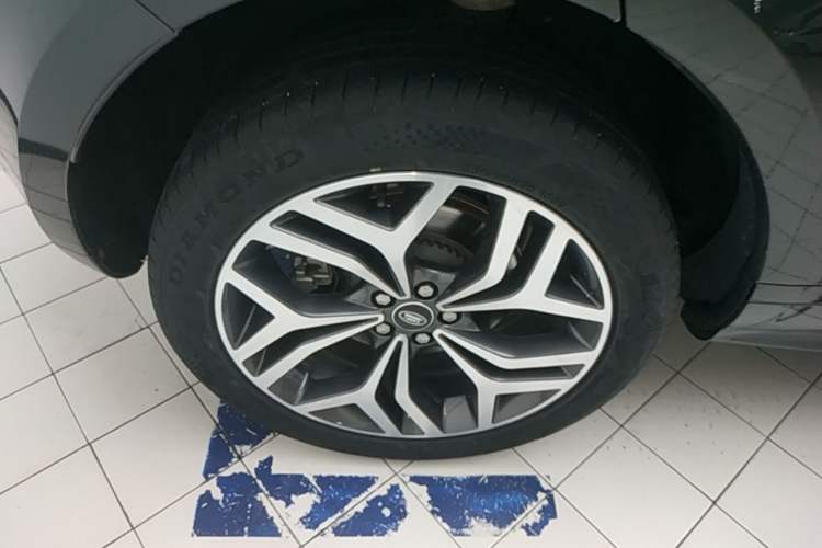 Used Land Rover Range Evoque 2021 Range Rover Velar L 249PS R-Dynamic First Edition Right Rear Wheel Hub