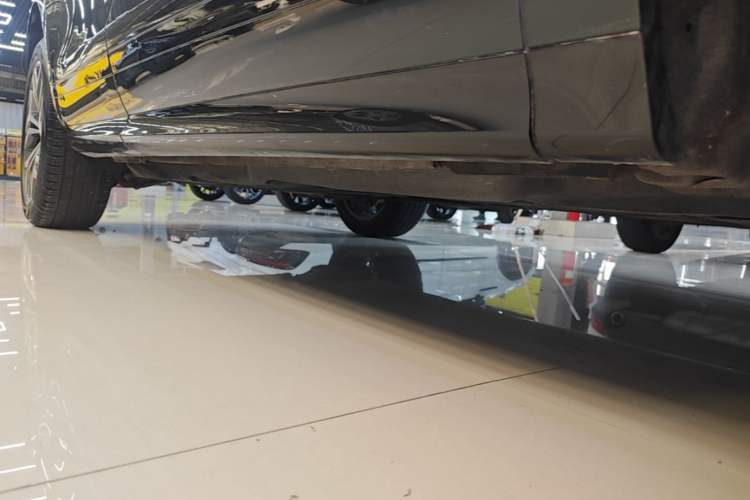 Used Land Rover Range Evoque 2021 Range Rover Velar 249 PS R-Dynamic HSE Luxury Edition Right Side Sill