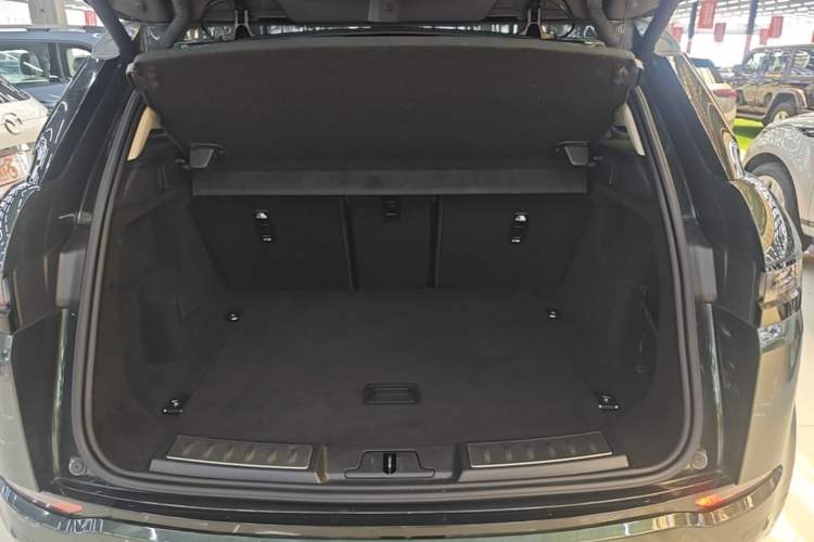Used Land Rover Range Evoque 2021 Range Rover Velar 249 PS R-Dynamic HSE Luxury Edition Trunk