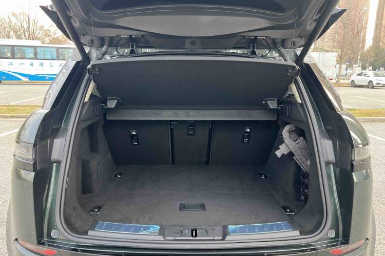 Used Land Rover Range Evoque 2021 Range Rover Velar L 249PS R-Dynamic First Edition Trunk