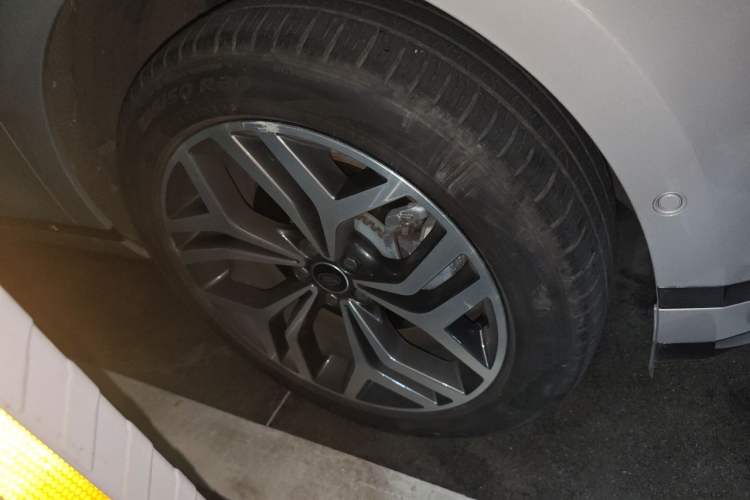 Used Land Rover Range Evoque 2021 Range Rover L 249 PS R-Dynamic SE Luxury Edition Right Front Wheel Hub