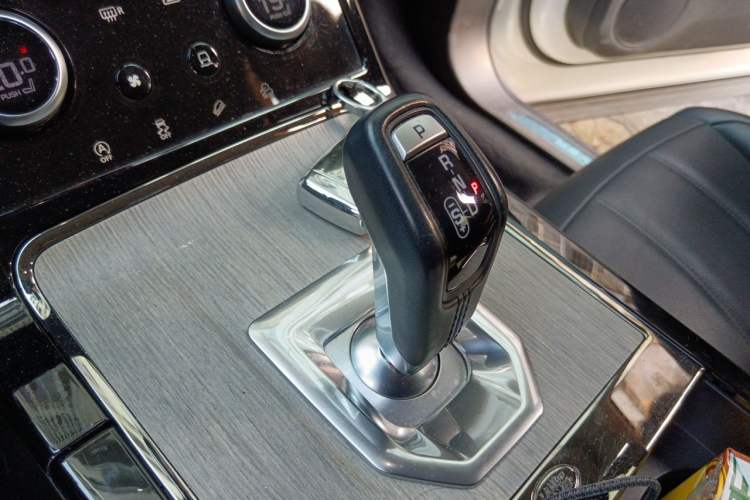 Used Land Rover Range Evoque 2021 Range Rover Velar 249 PS R-Dynamic S Performance Edition Gear Lever