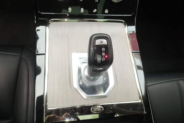Used Land Rover Range Evoque 2021 Range Rover Velar 249 PS R-Dynamic S Performance Edition Gear Lever