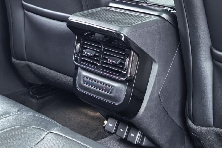 Used Land Rover Range Evoque 2021 Range Rover Velar 249 PS R-Dynamic S Performance Edition Interior 7