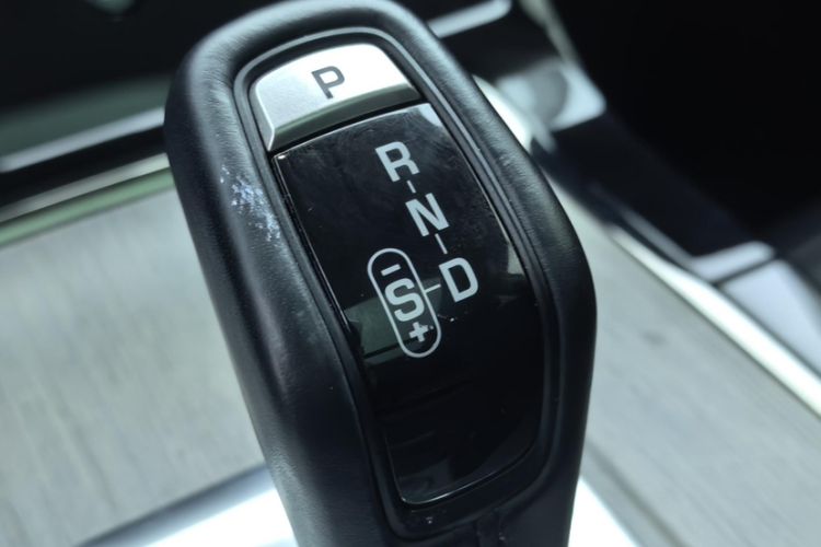 Used Land Rover Range Evoque 2021 Range Rover Velar 249 PS R-Dynamic S Performance Edition Interior 8